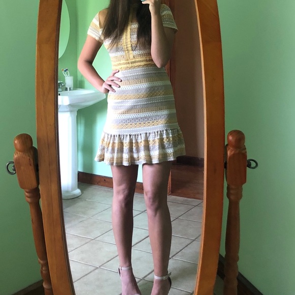 Dress 👗💛 - Picture 4 of 5